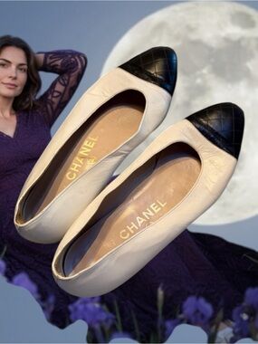 CHANEL White Leather Ballet Flats with Navy Quilted Cap Toe